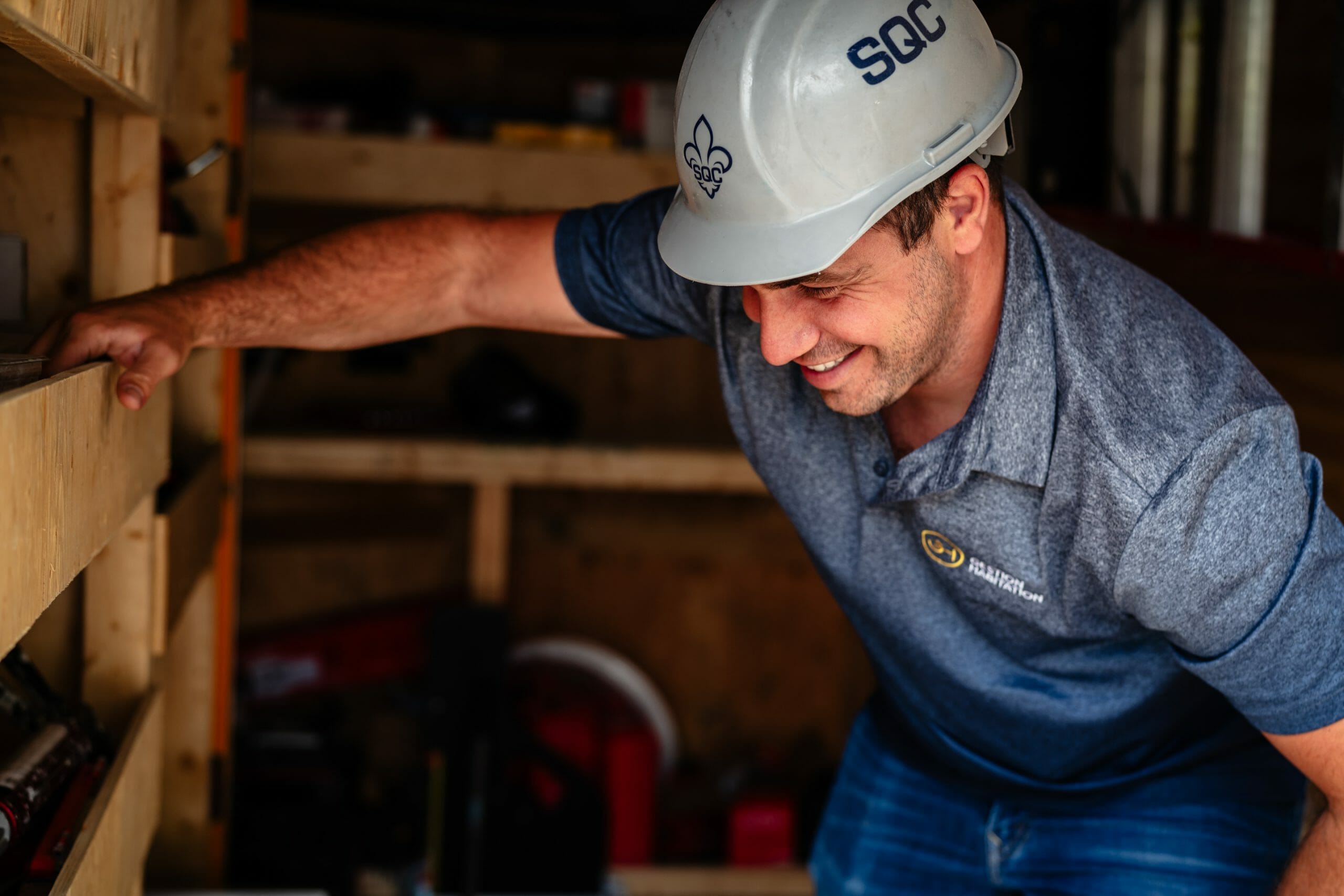 Le gestionnaire immobilier Maxime Gauthier avec un casque de sécurité souriant