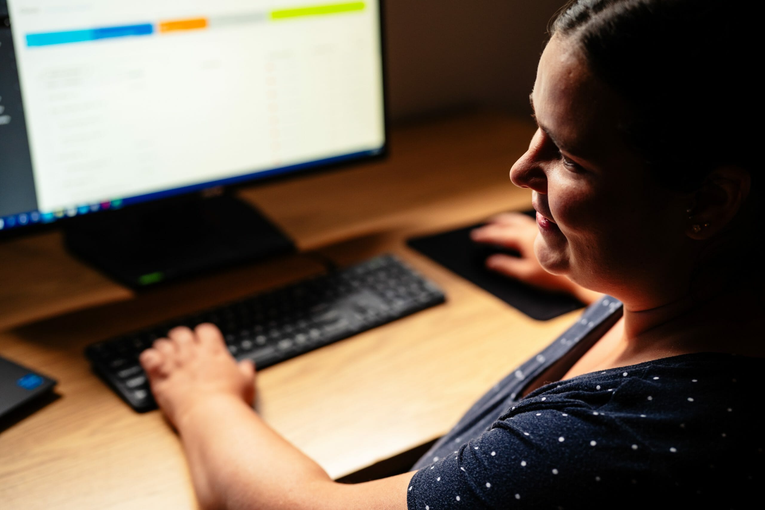 Une femme travaille sur un ordinateur